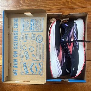 NWT Brooks Adrenaline GTS 22 W’s size 10 narrow